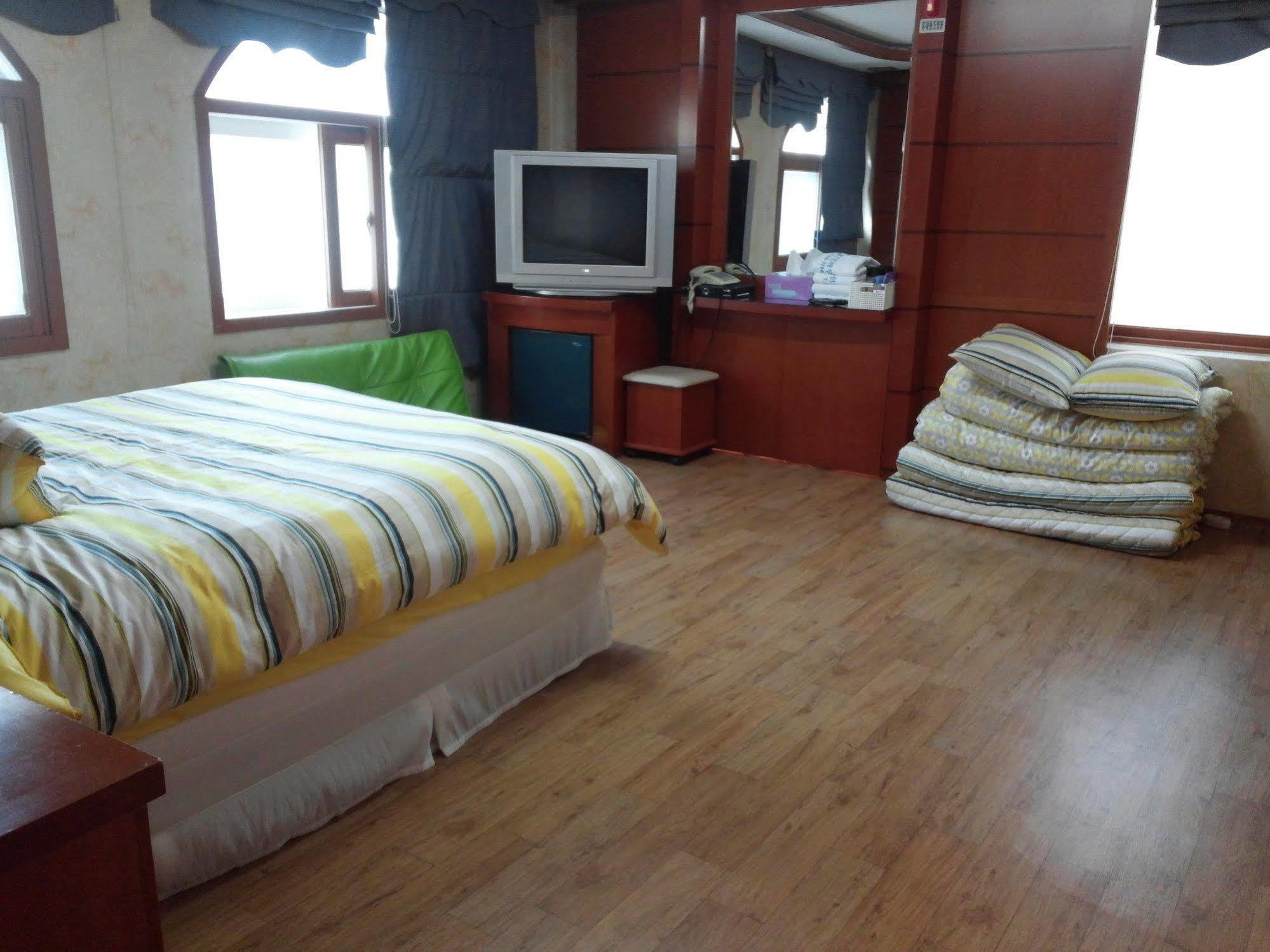 Marine Guesthouse Sokcho Exterior photo