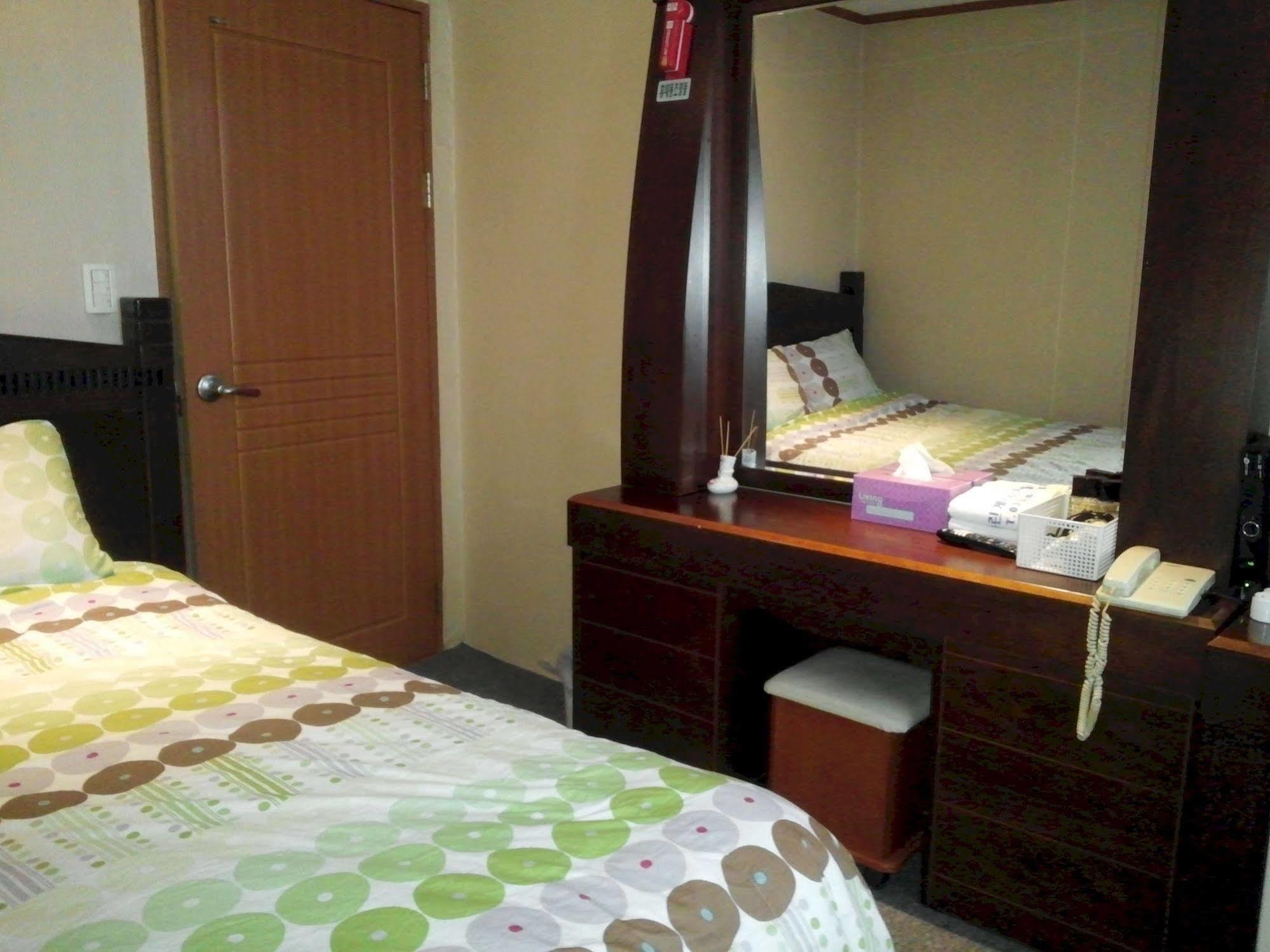 Marine Guesthouse Sokcho Exterior photo
