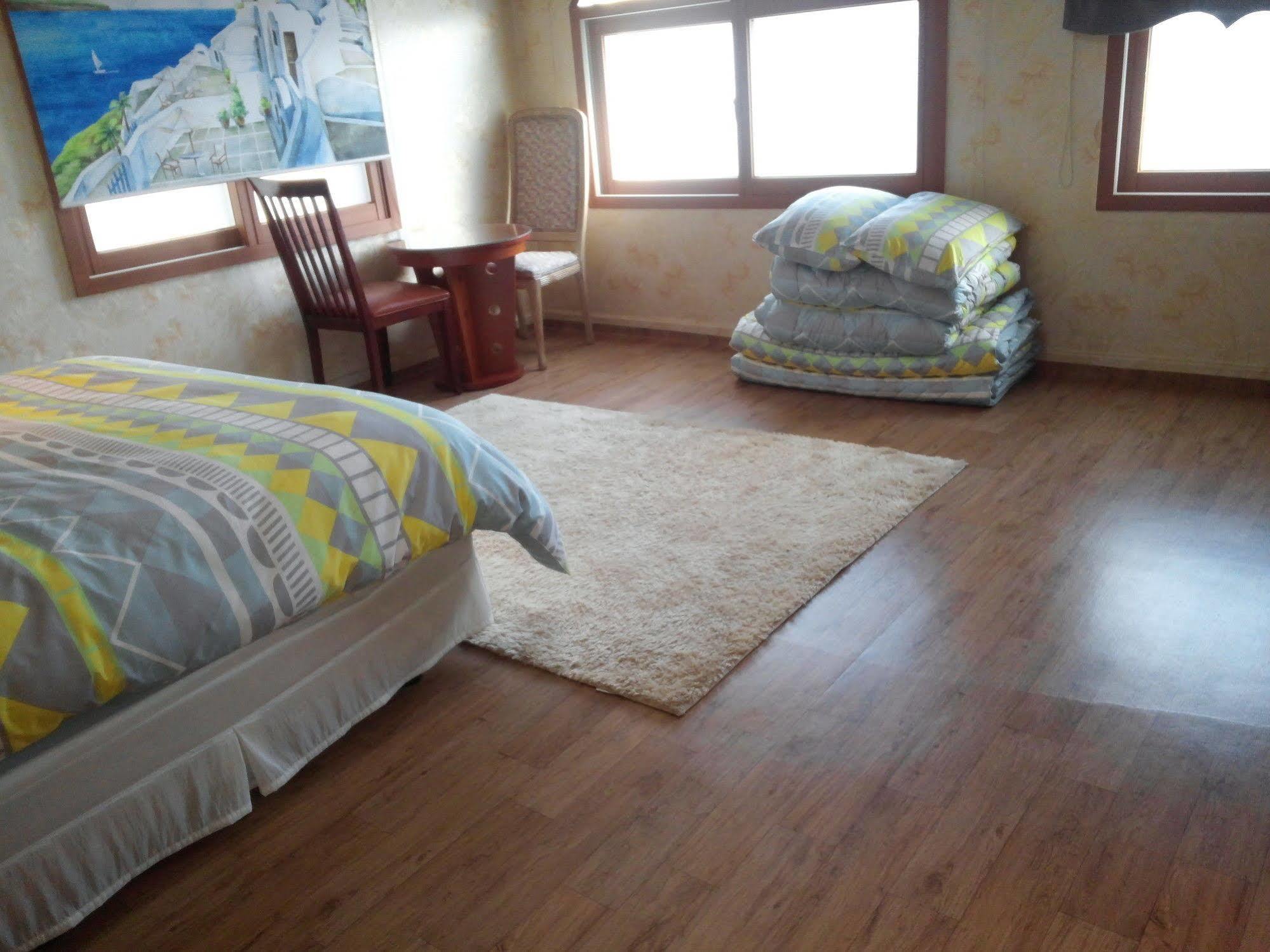Marine Guesthouse Sokcho Exterior photo